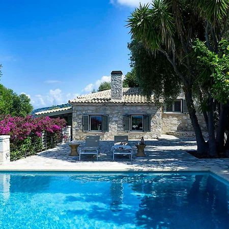 Villa Ioli- Beachfront Luxury Residence 이구메니차 외부 사진