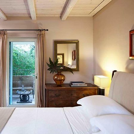 Villa Ioli- Beachfront Luxury Residence 이구메니차 외부 사진