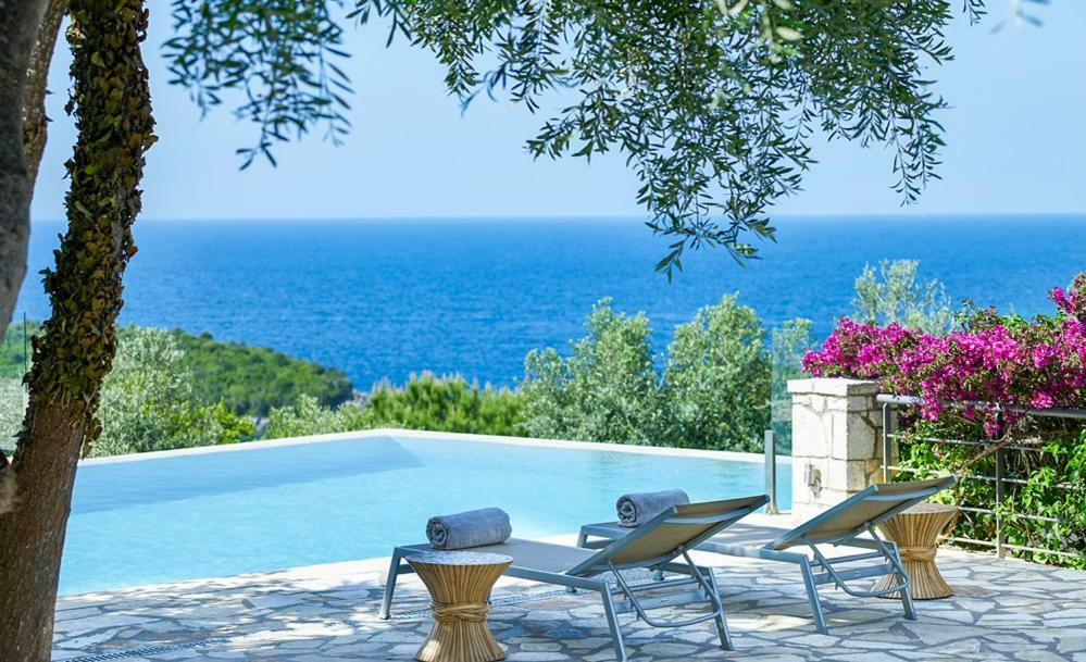 Villa Ioli- Beachfront Luxury Residence 이구메니차 외부 사진