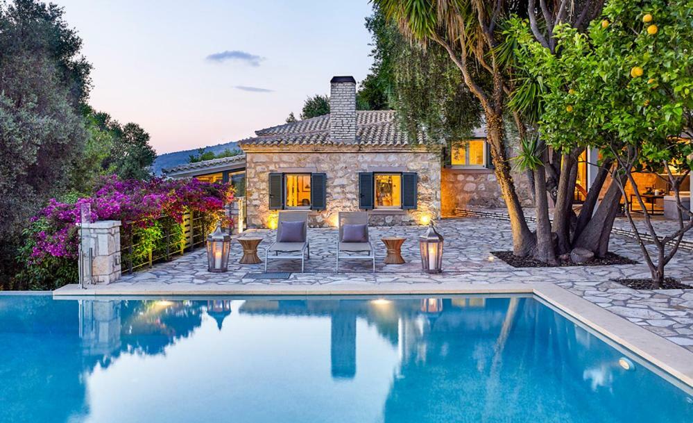 Villa Ioli- Beachfront Luxury Residence 이구메니차 외부 사진