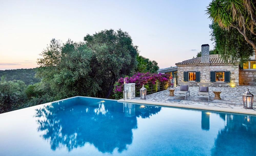 Villa Ioli- Beachfront Luxury Residence 이구메니차 외부 사진