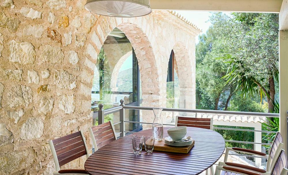 Villa Ioli- Beachfront Luxury Residence 이구메니차 외부 사진
