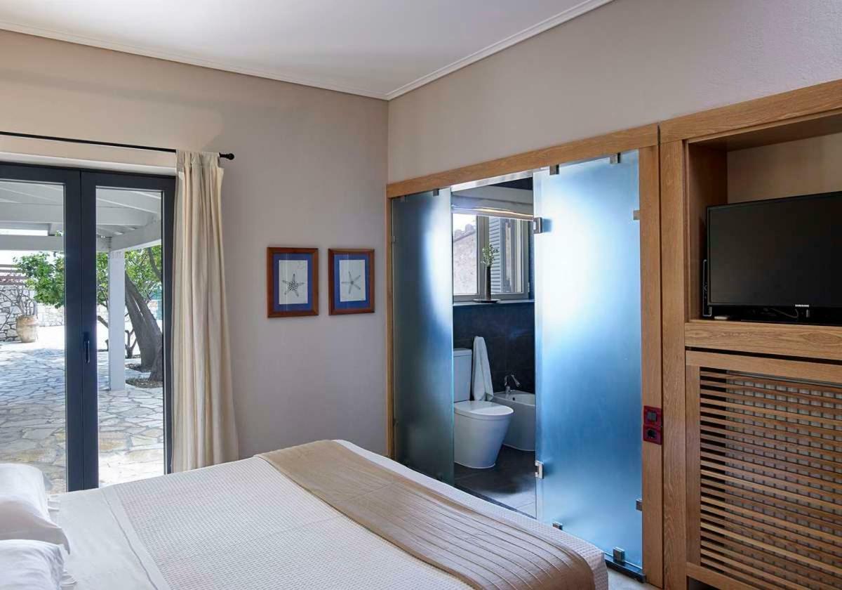 Villa Ioli- Beachfront Luxury Residence 이구메니차 외부 사진