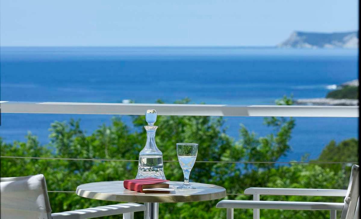 Villa Ioli- Beachfront Luxury Residence 이구메니차 외부 사진