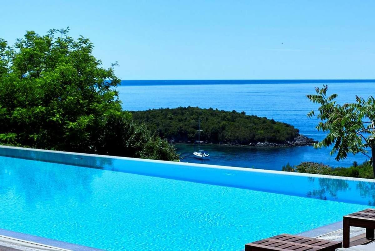 Villa Ioli- Beachfront Luxury Residence 이구메니차 외부 사진