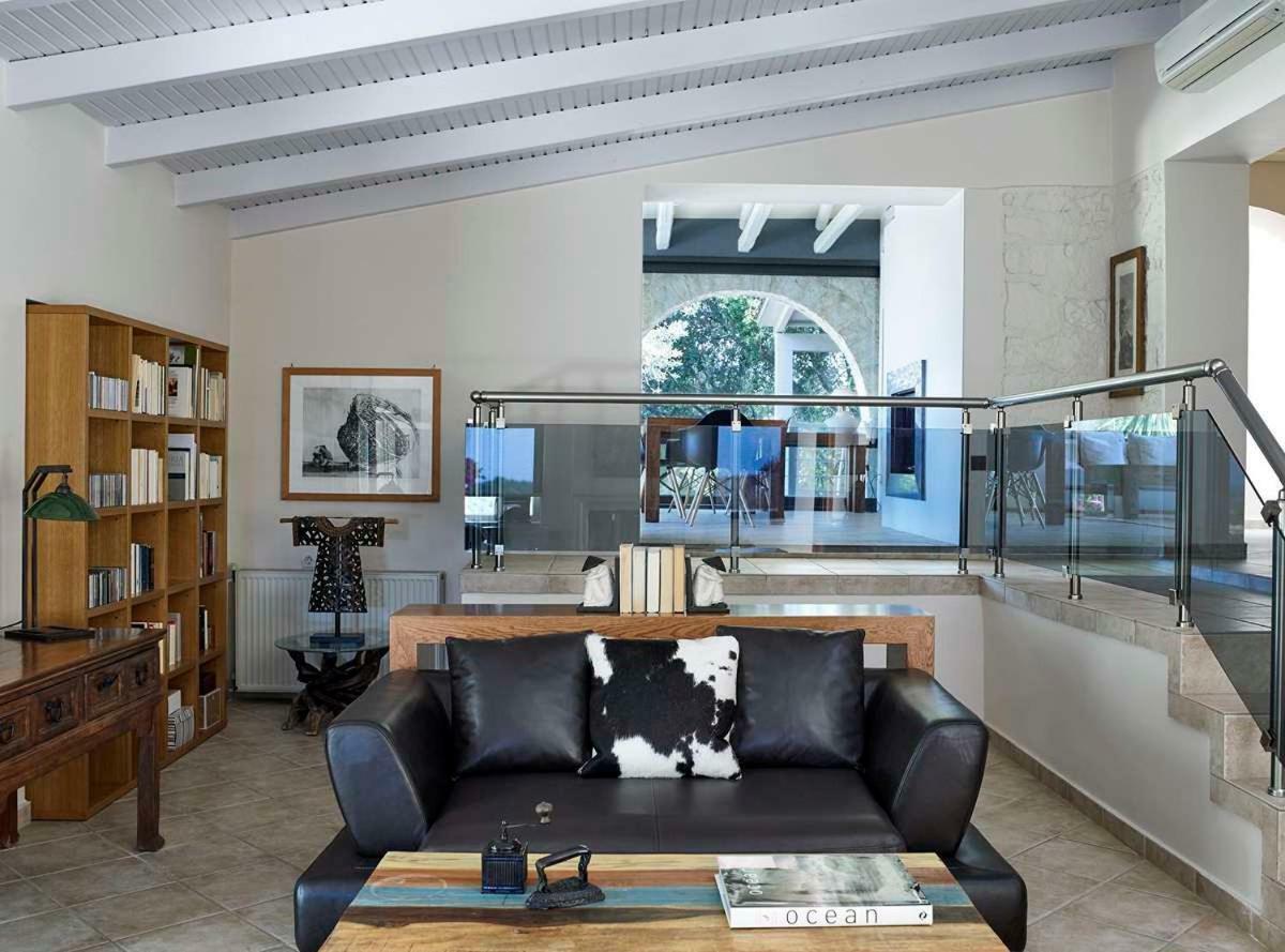 Villa Ioli- Beachfront Luxury Residence 이구메니차 외부 사진