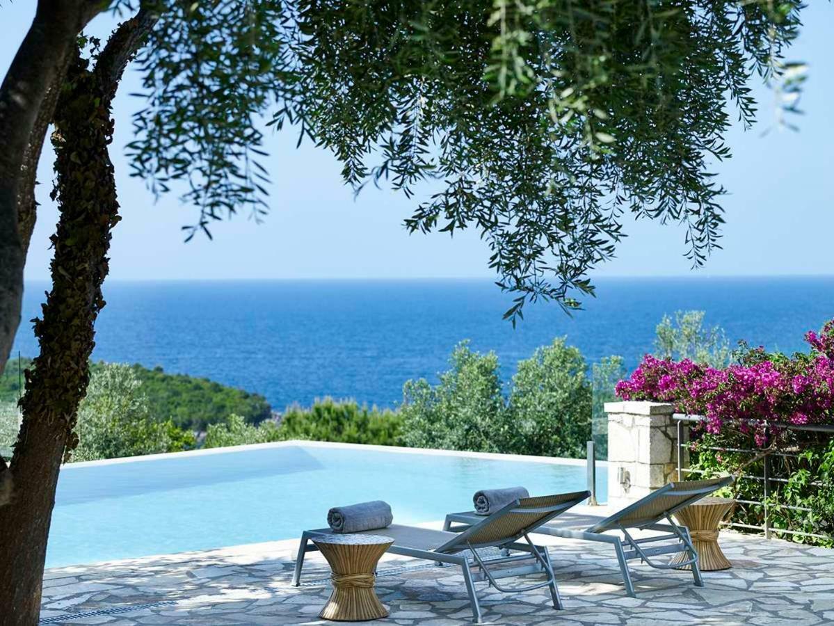 Villa Ioli- Beachfront Luxury Residence 이구메니차 외부 사진
