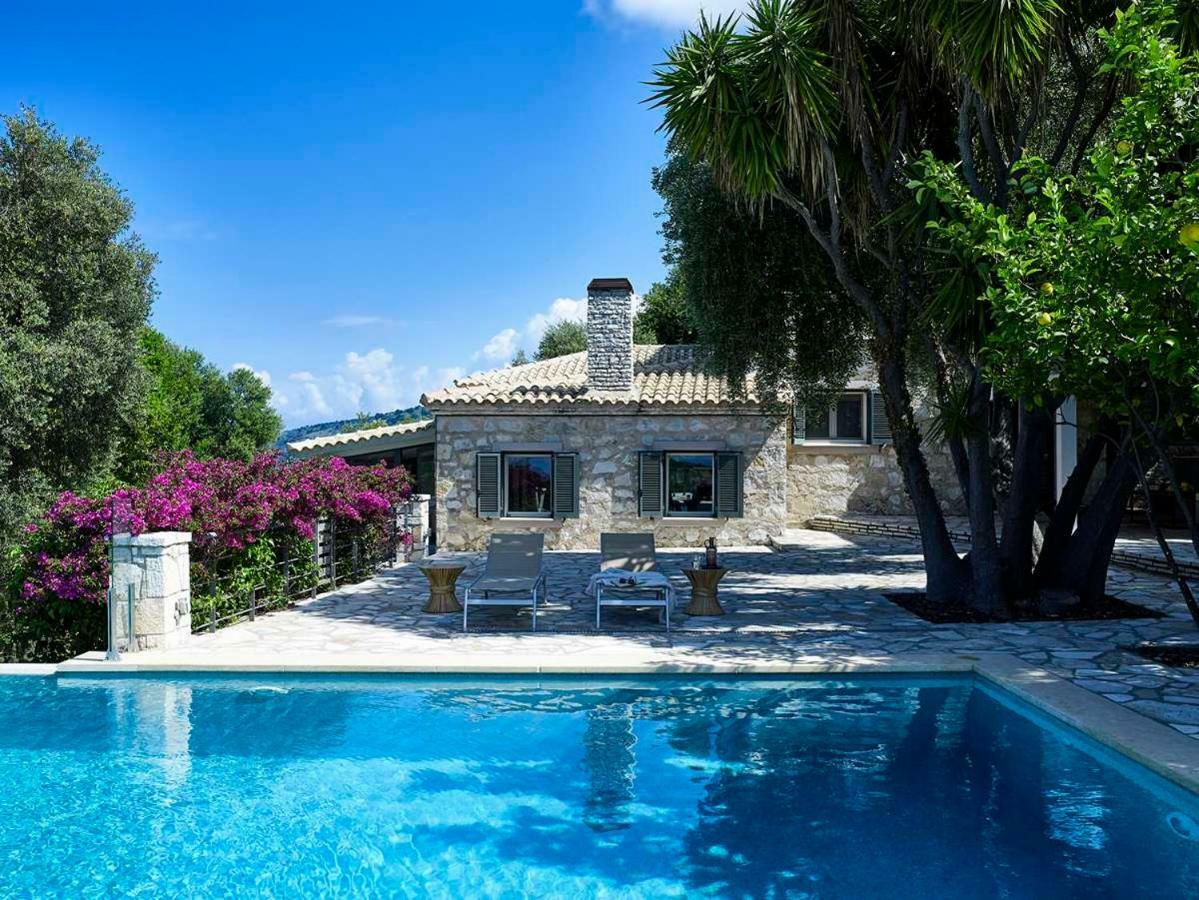 Villa Ioli- Beachfront Luxury Residence 이구메니차 외부 사진
