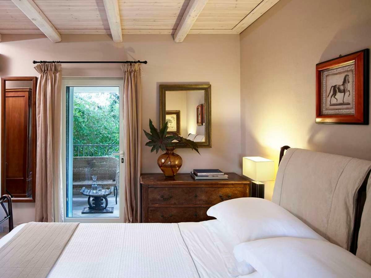 Villa Ioli- Beachfront Luxury Residence 이구메니차 외부 사진